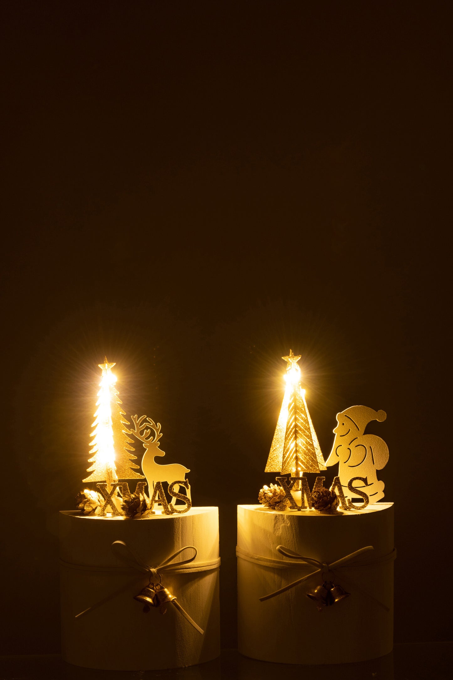 Santa Claus/Reindeer on Foot+LED Wood White/Gold Assortment of 2