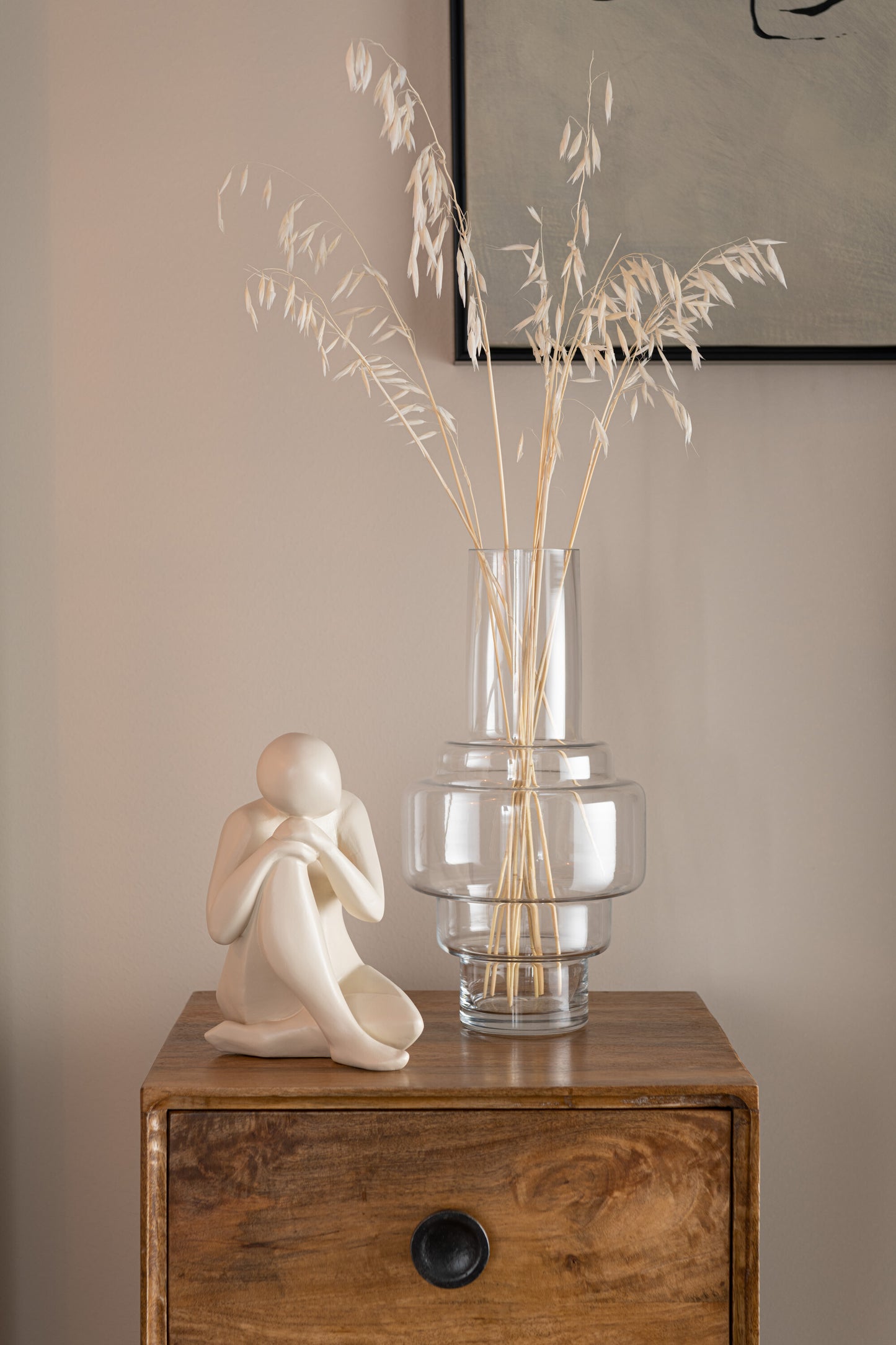 Figuur Knielend Poly Beige op kast met vaas