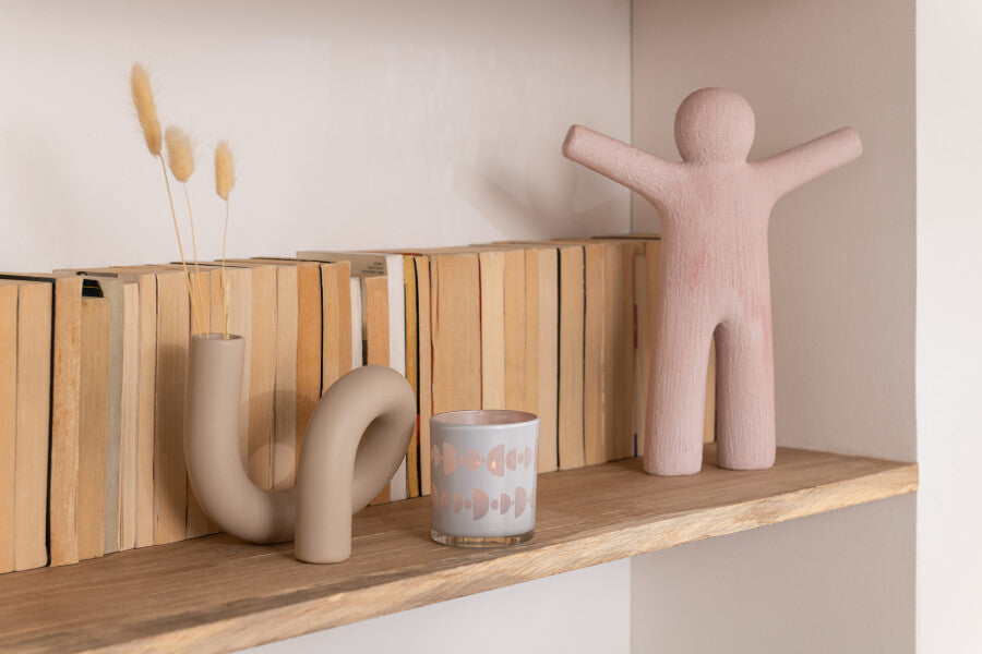 Kaarsenhouder Torsie 1 Candle Keramiek Beige felika op schap met beeldje naast sfeerfoto