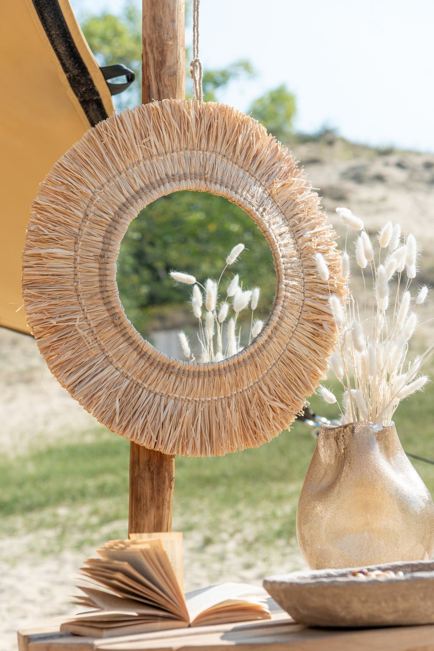 Spiegel Hangend Rond Riet Raffia Naturel sfeerfoto met boek en vaas in open natuur