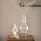 Figuur Knielend Poly Beige op kast met vaas