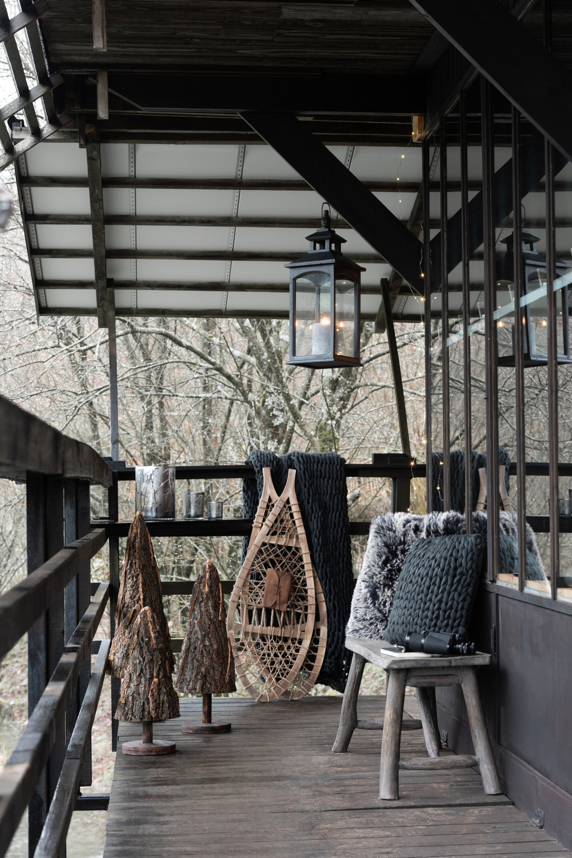Plaid Gebreid Acryl Zwart op een terras van een chalet