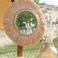 Spiegel Hangend Rond Riet Raffia Naturel sfeerfoto met boek en vaas in open natuur