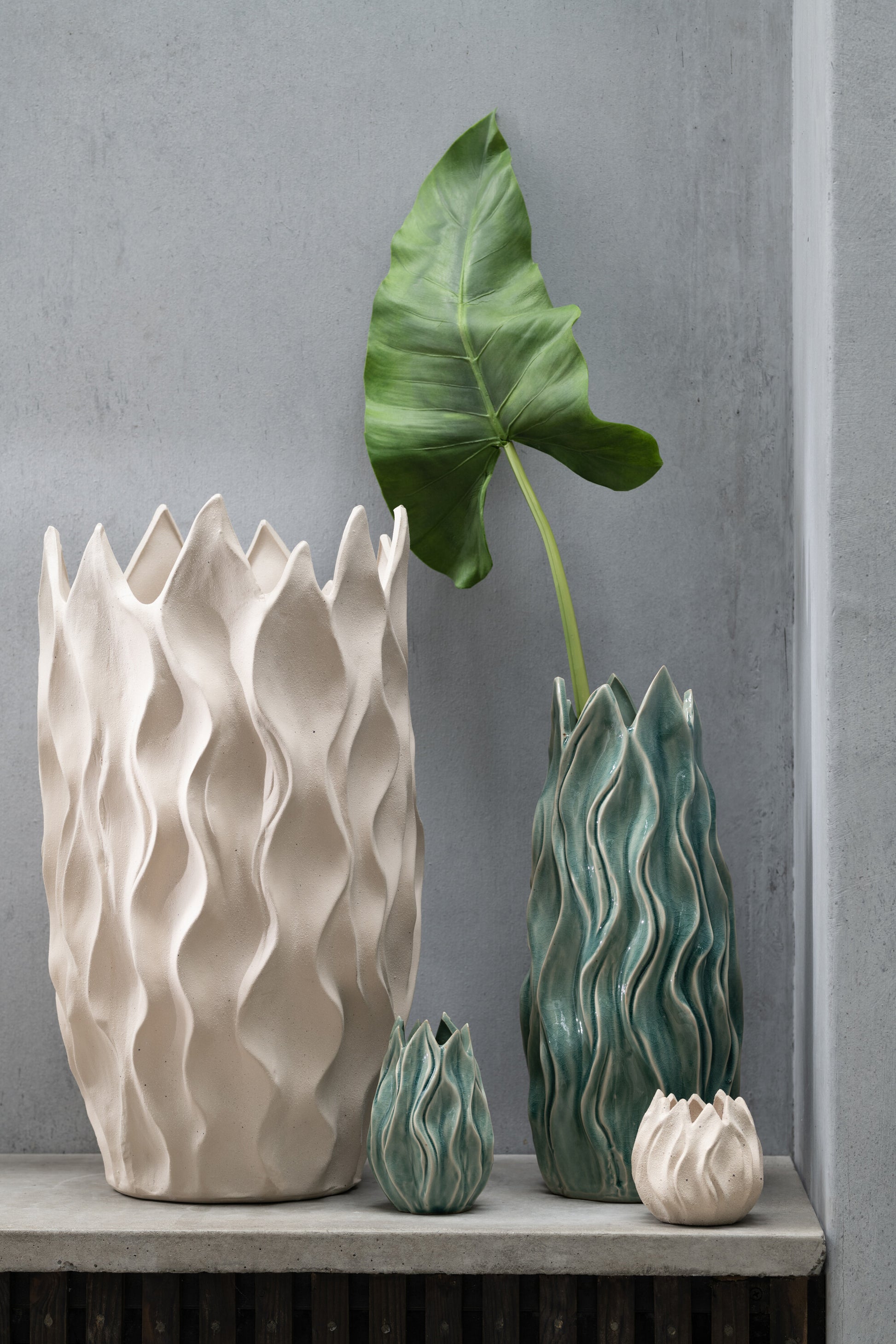 Vaas Ivy Steengoed Groen Small sfeerfoto met grote beige vaas en kleinere groene vaas
